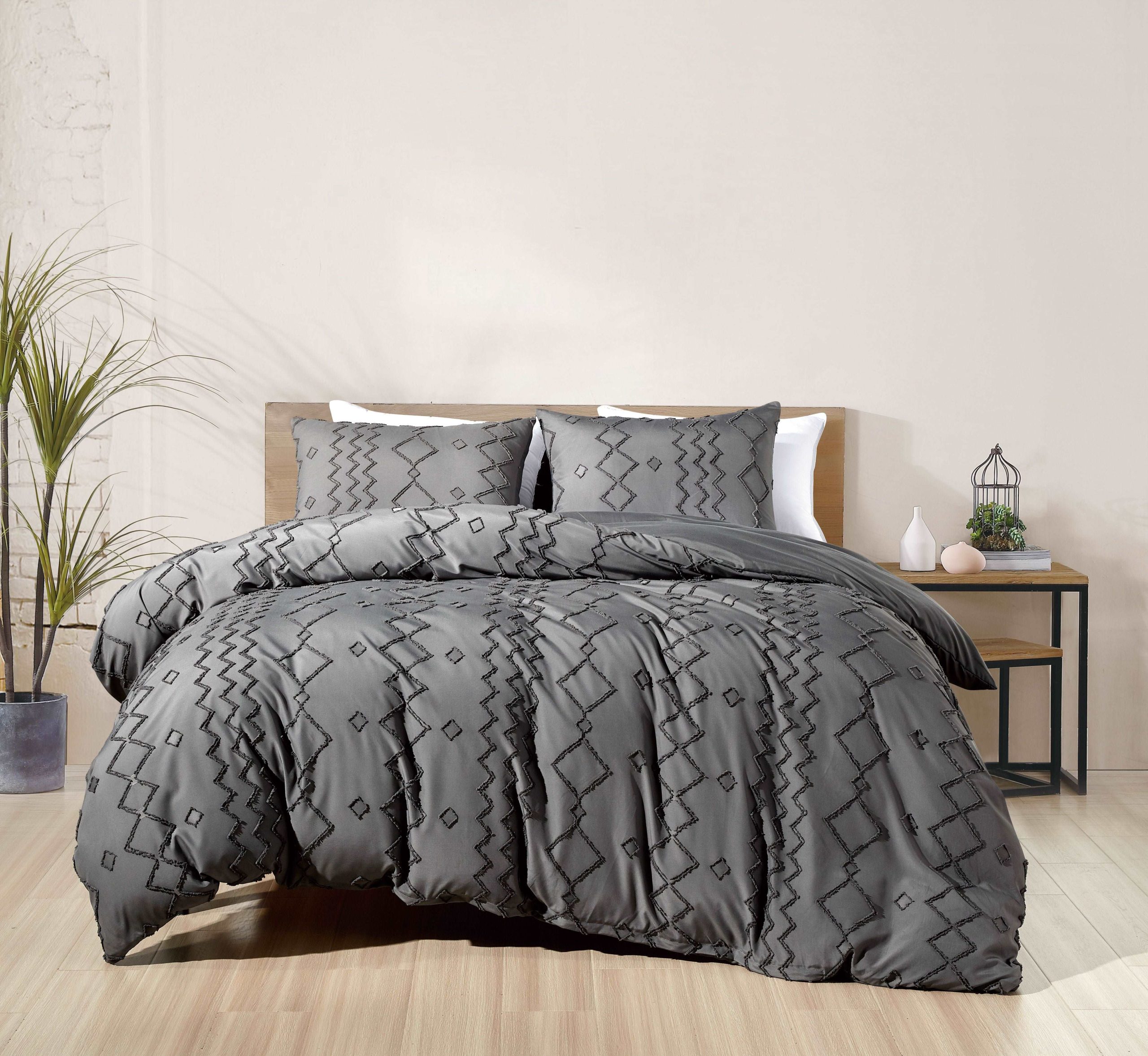 Bed Bath Fashions Bibb Home 2000 Count Tufted Duvet Cover (3-Piece) - Image 2