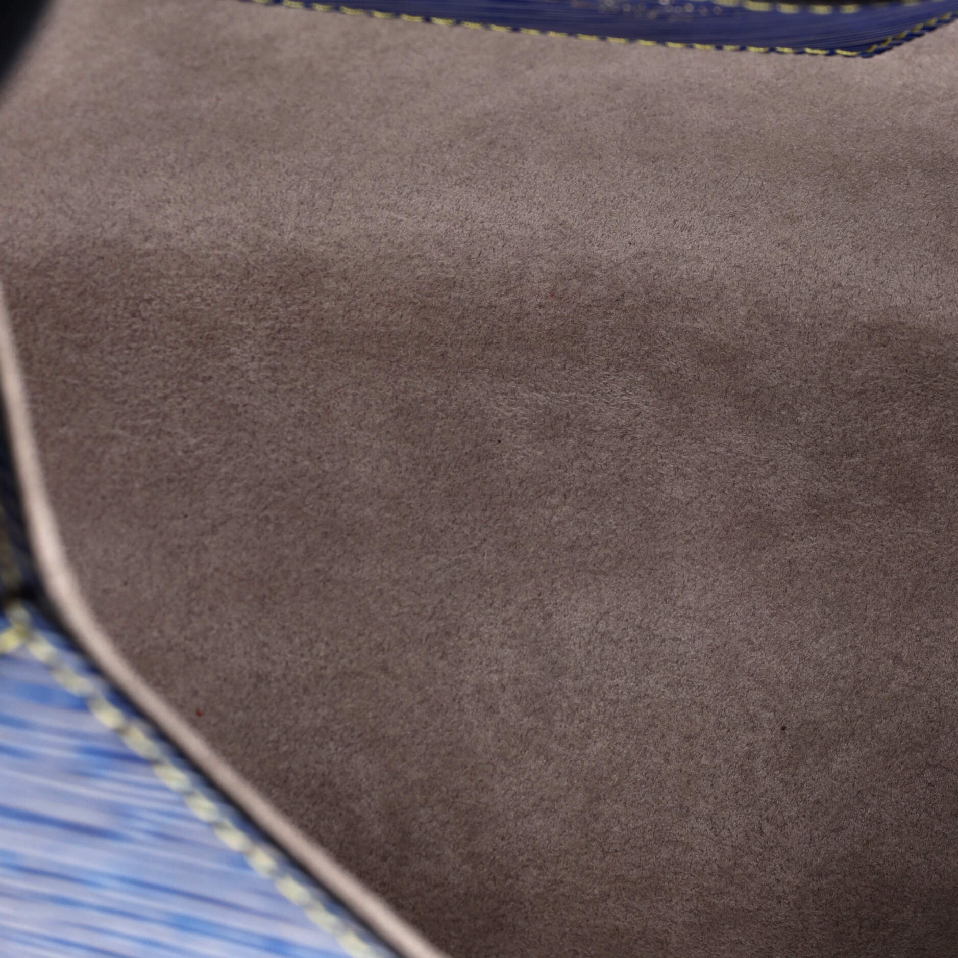 Pre-Loved Louis Vuitton Twist Handbag Epi Leather MM - Image 5