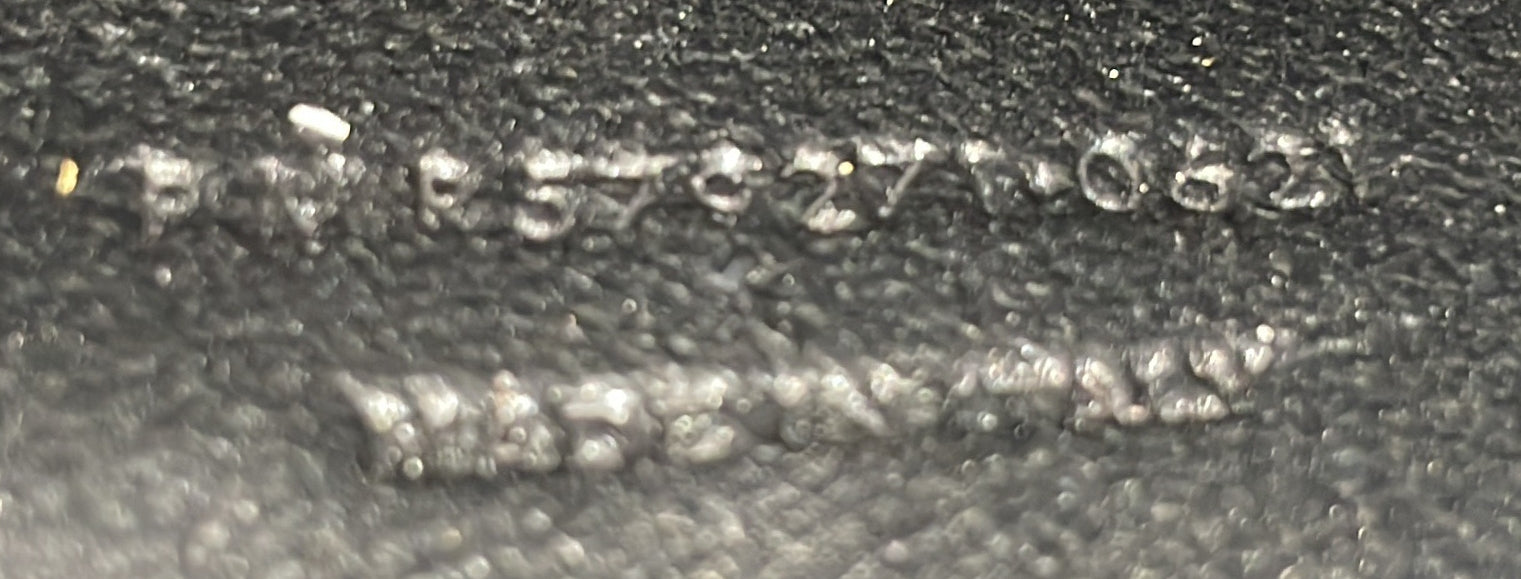 Pre-Loved Saint Laurent Manhattan Shoulder Bag Leather Medium - Image 8