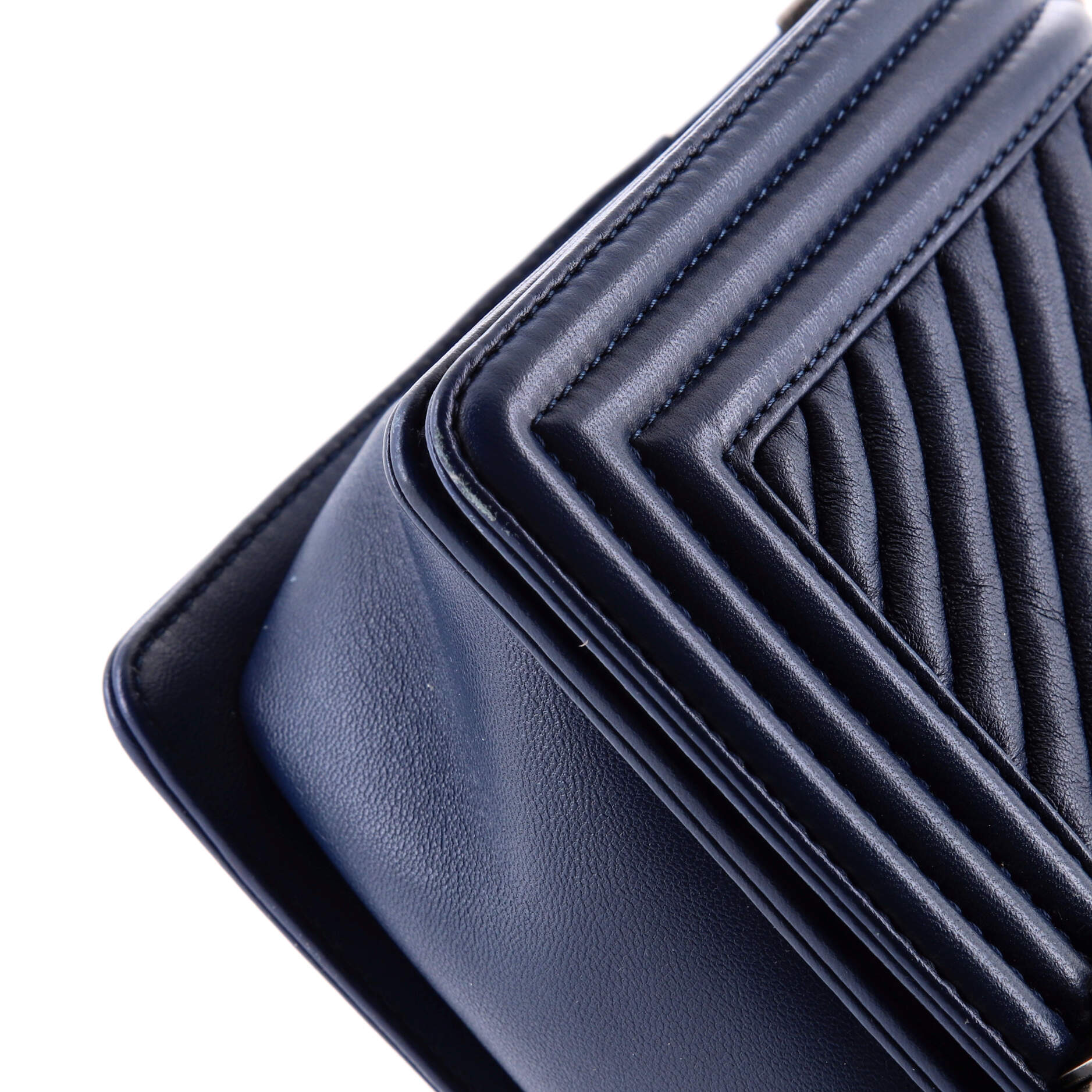 Pre-Loved Chanel Boy Flap Bag Chevron Wrinkled Lambskin Old Medium - Image 6